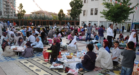 Cami Avlusunda Ramazan Şenliği