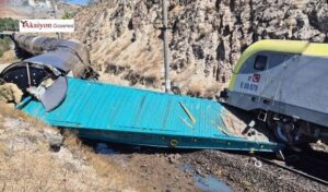 Malatya Hekimhan’da yük trenleri çarpıştı
